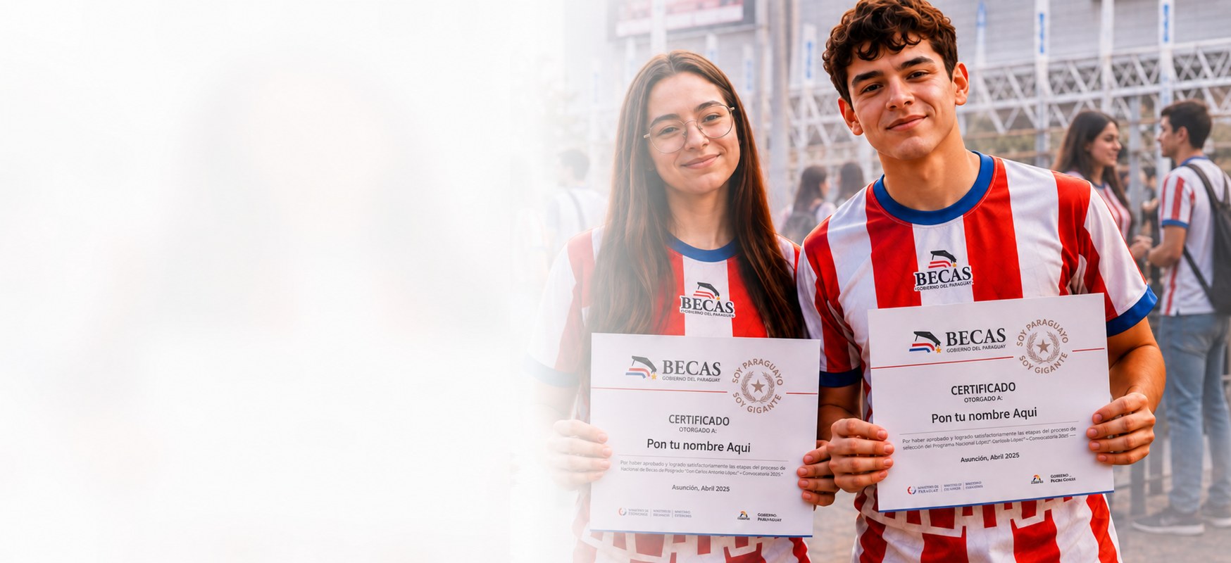 Dos estudiantes de Becas eAula con certificados frente a la SND Arena